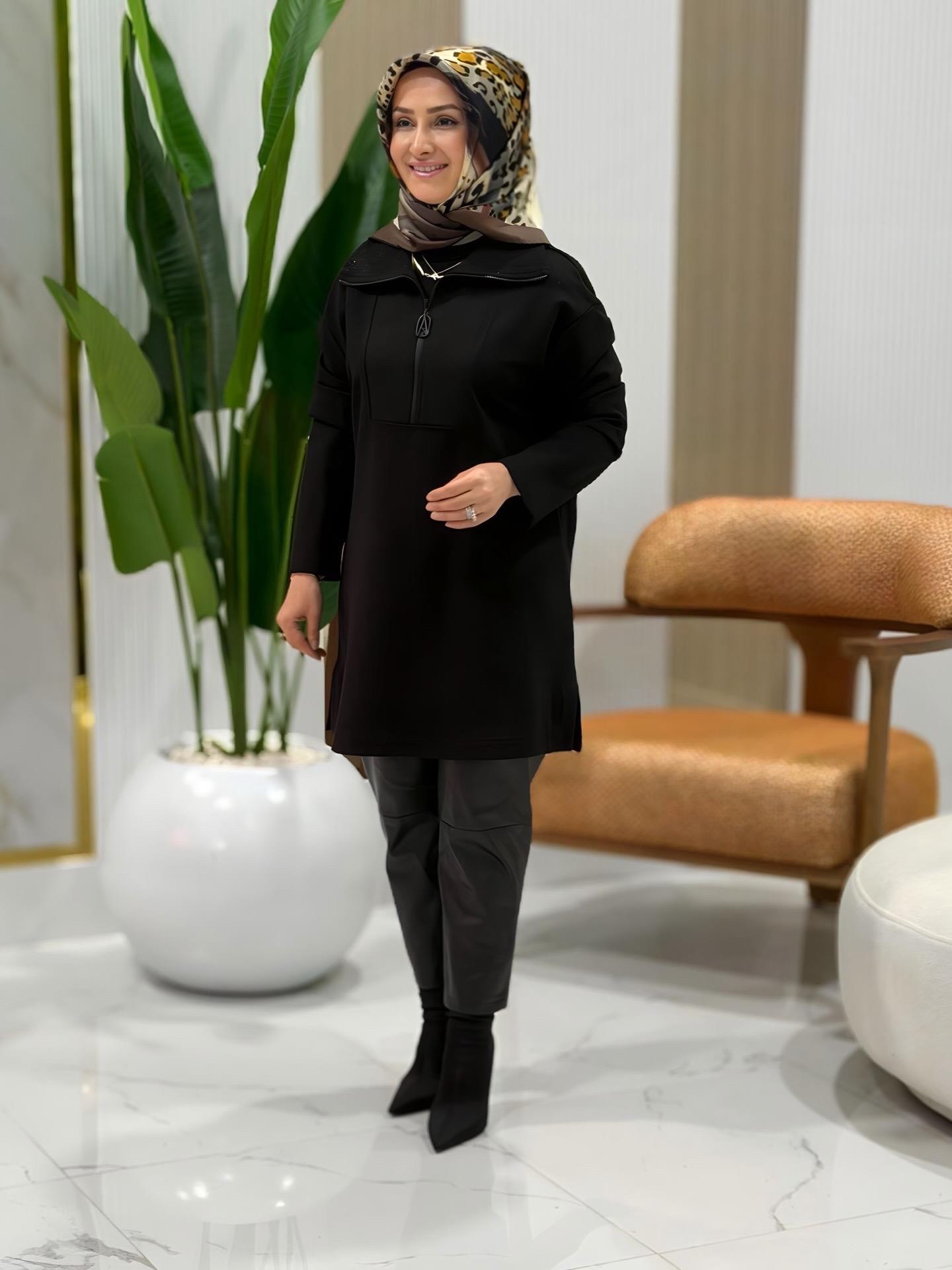 ARMİNE TREND YAKA TAŞ İŞLEMELİ YARIM FERMUARLI TUNİK SİYAH- 25K406