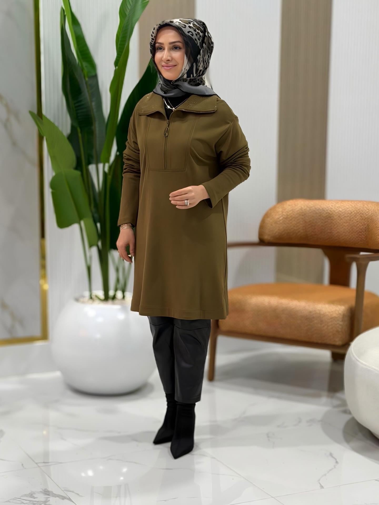 ARMİNE TREND YAKA TAŞ İŞLEMELİ YARIM FERMUARLI TUNİK YAĞ YEŞİLİ- 25K406