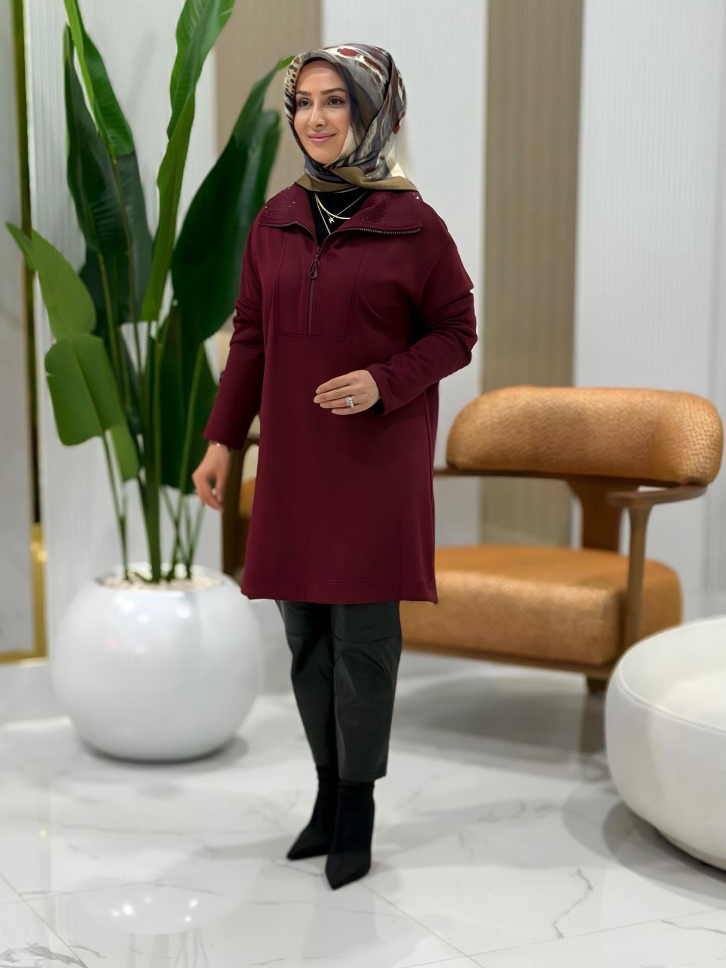 ARMİNE TREND YAKA TAŞ İŞLEMELİ YARIM FERMUARLI TUNİK MÜRDÜM- 25K406