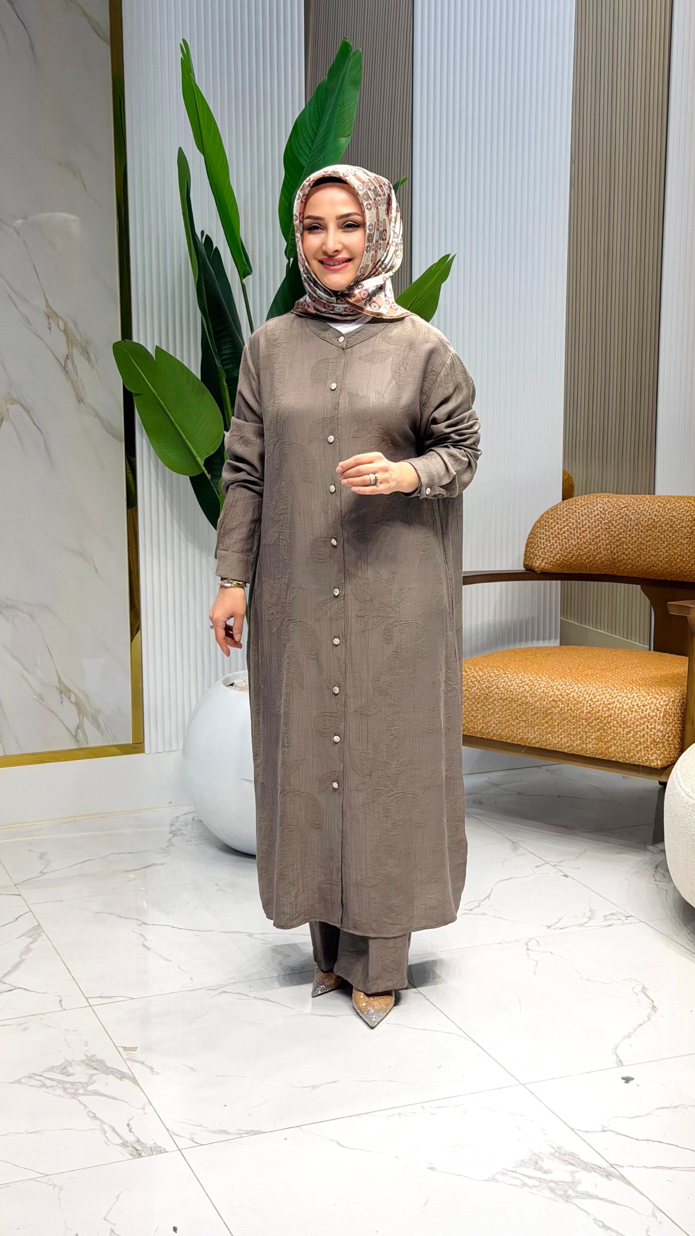 KADO 263264 KENDİNDEN DESENLİ ÖNÜ DÜĞMELİ UZUN TUNİK VE PANTOLON İKİLİ TAKIM KOYU VİZON