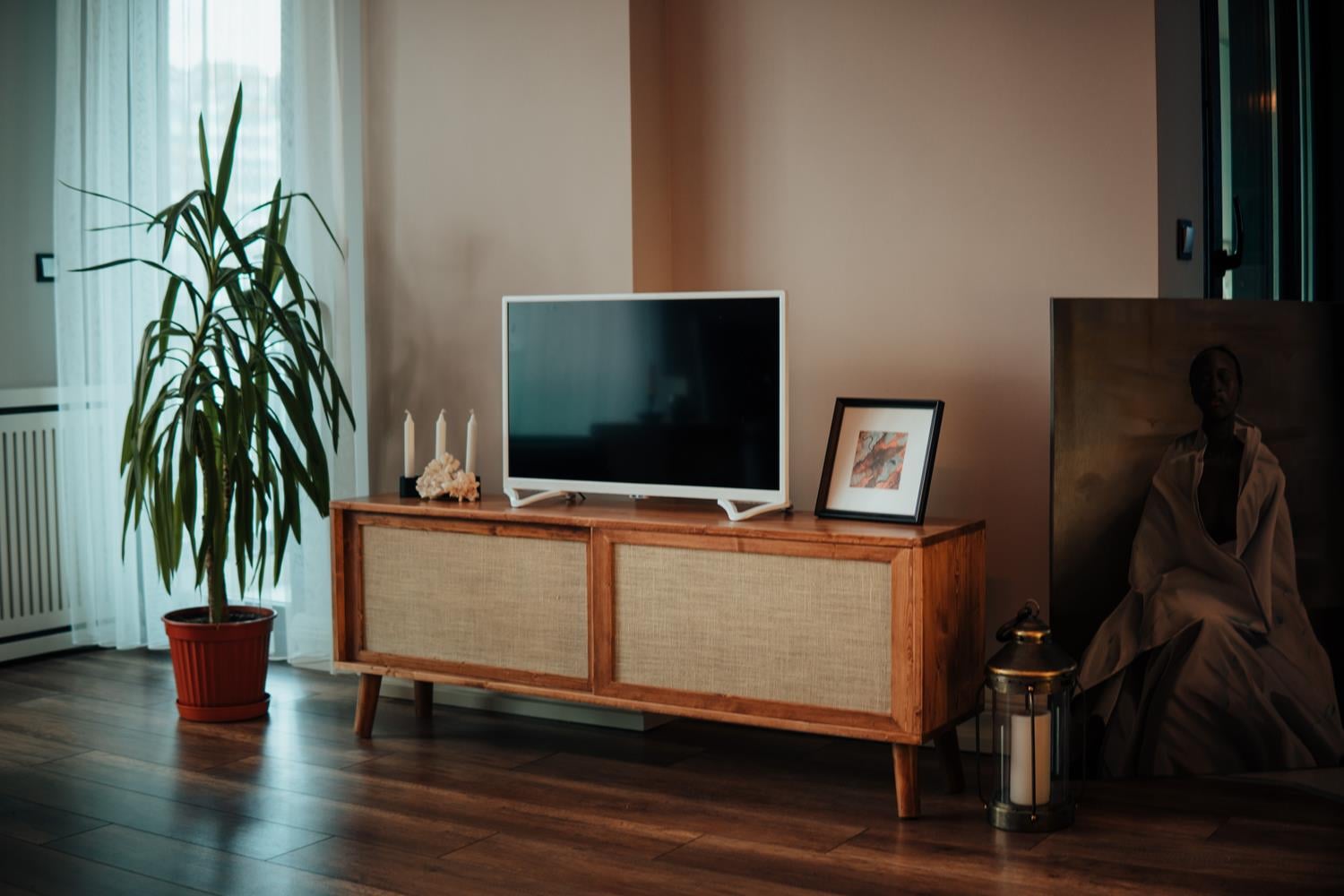 Kumaş Kaplamalı Sürgülü Ahşap Rakkas Tv Sehpası 