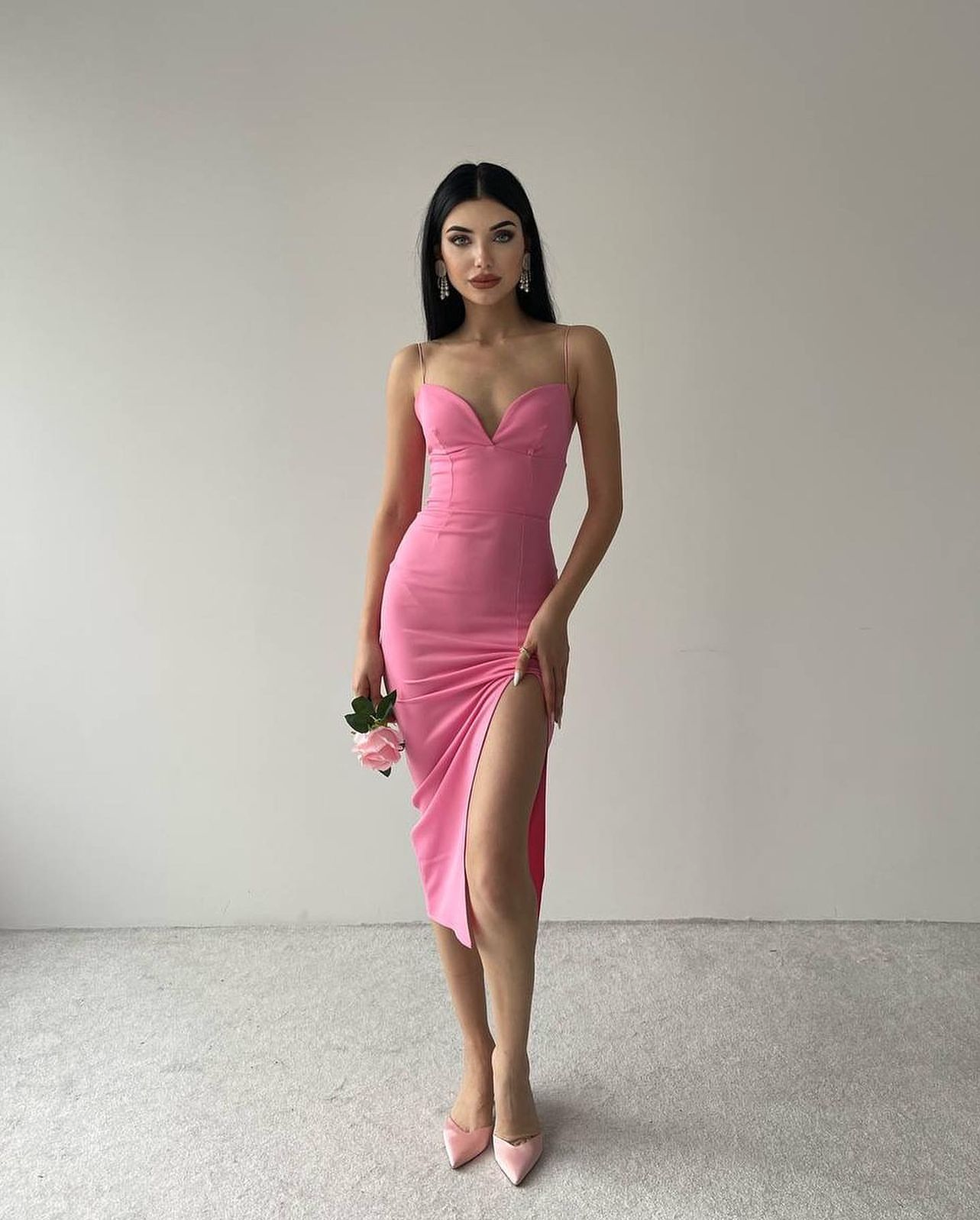 MİDİ BOY ASKILI PEMBE ELBİSE