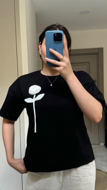 vatkalı kalın kumaş çiçek işlemeli tişört