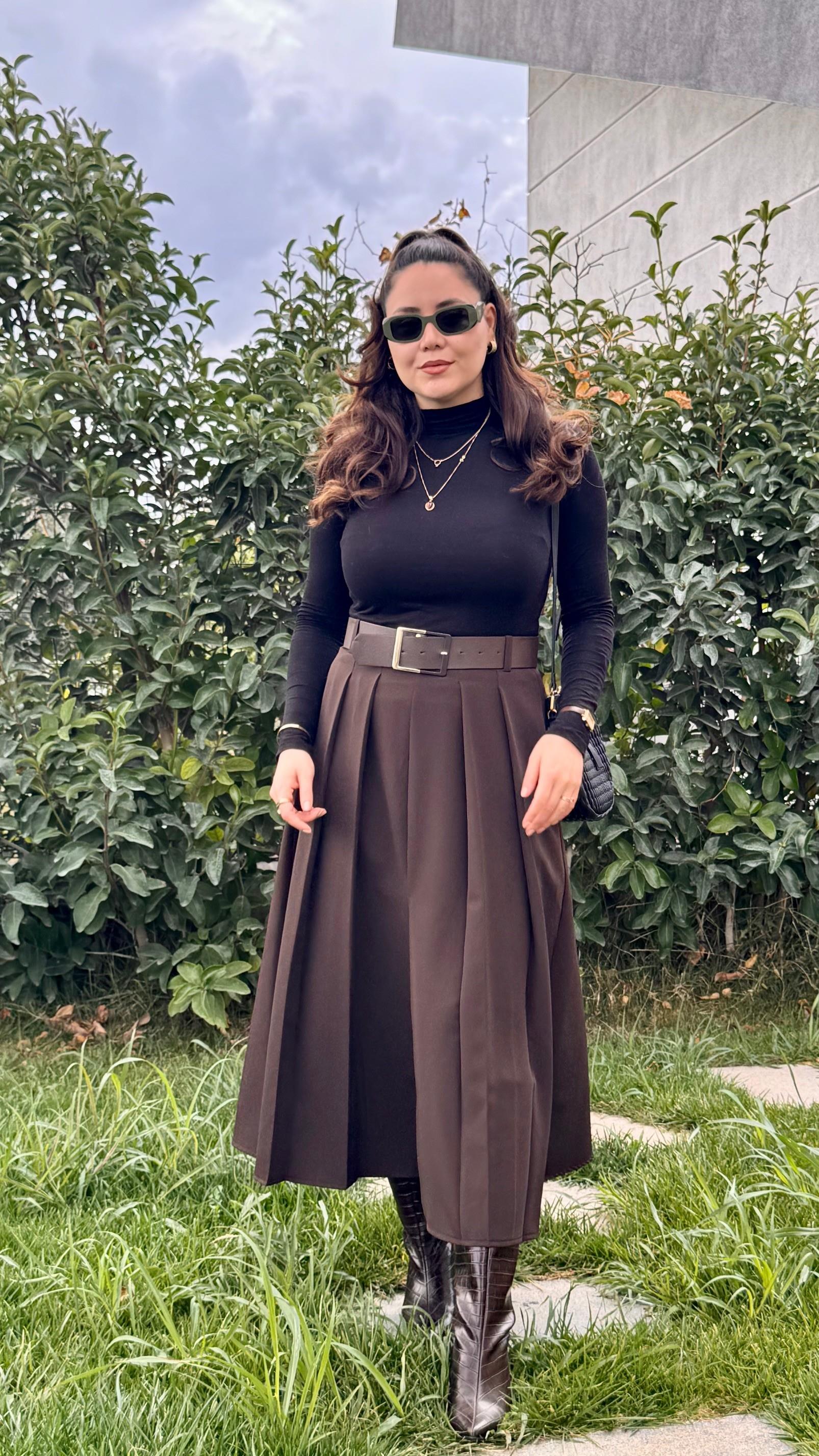 Yırtmaç detaylı pileli etek