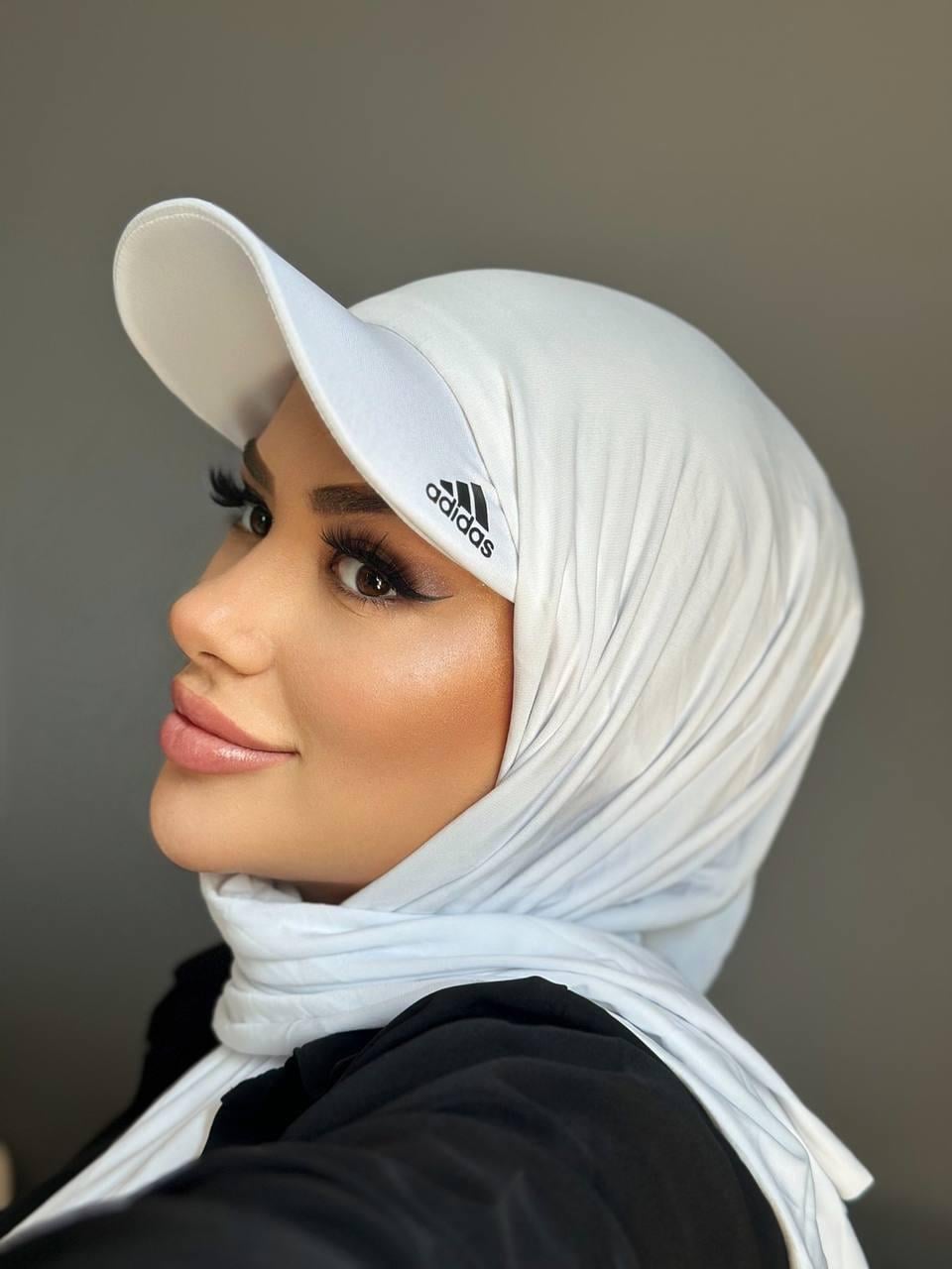 ŞAPKALI ŞAL BEYAZ ( ADİDAS)