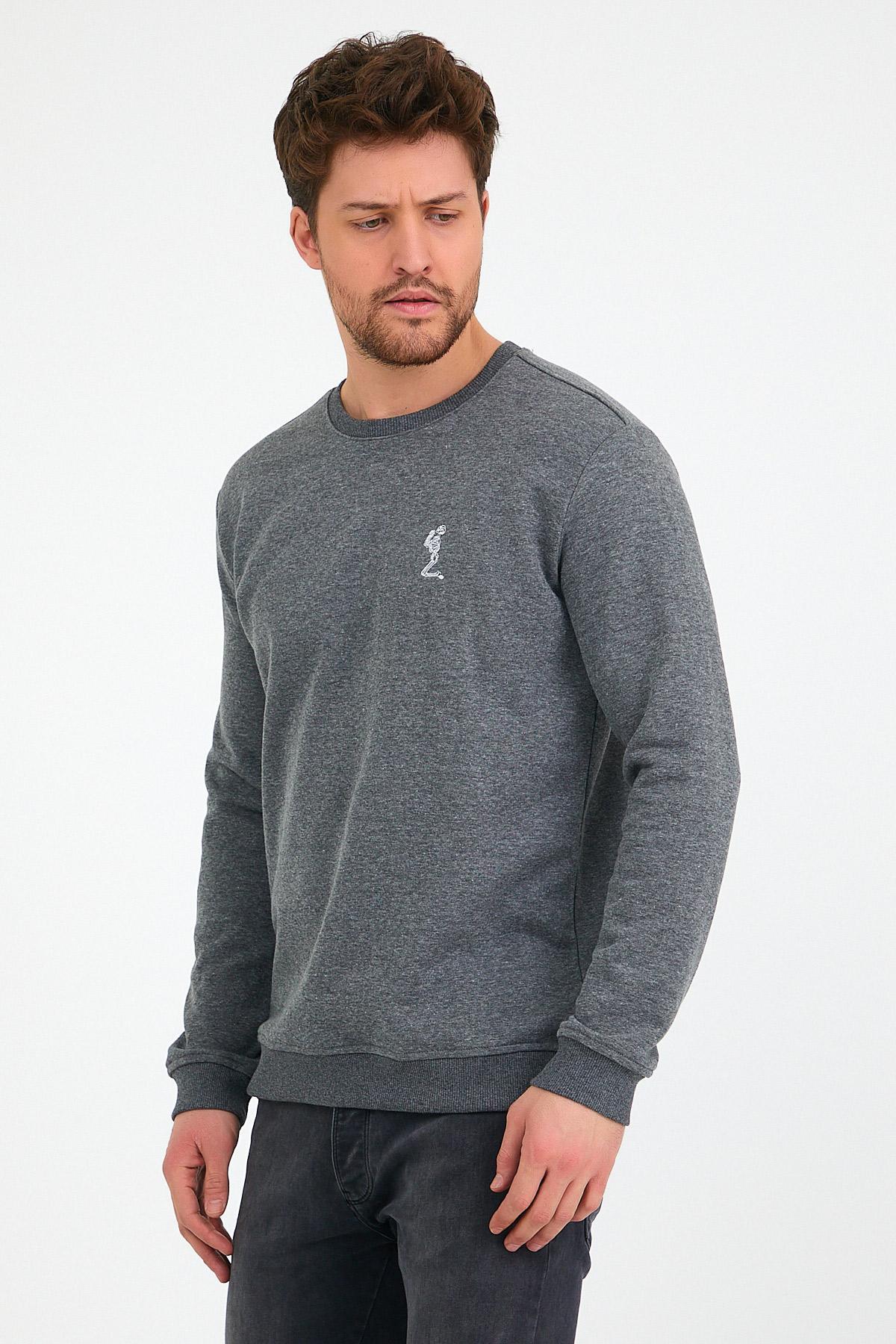 Erkek 3 İplik Pamuklu Regular Fit Nakışlı Bisiklet Yaka Basic Sweatshirt Erkek 3 İplik Pamuklu Regular Fit Nakışlı Bisiklet Yaka Basic Sweatshirt