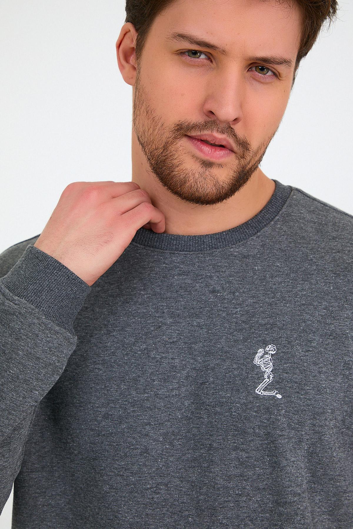 Erkek 3 İplik Pamuklu Regular Fit Nakışlı Bisiklet Yaka Basic Sweatshirt Erkek 3 İplik Pamuklu Regular Fit Nakışlı Bisiklet Yaka Basic Sweatshirt