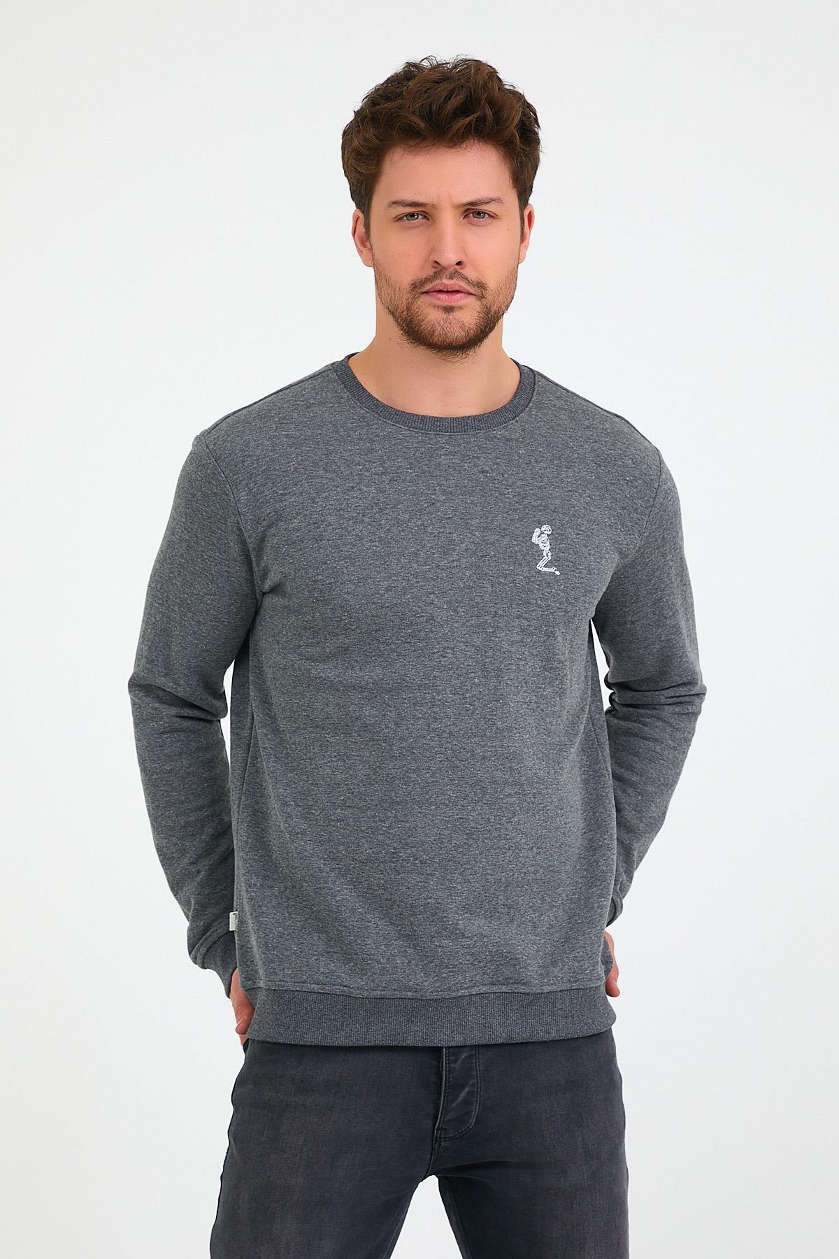 Erkek 3 İplik Pamuklu Regular Fit Nakışlı Bisiklet Yaka Basic Sweatshirt Erkek 3 İplik Pamuklu Regular Fit Nakışlı Bisiklet Yaka Basic Sweatshirt