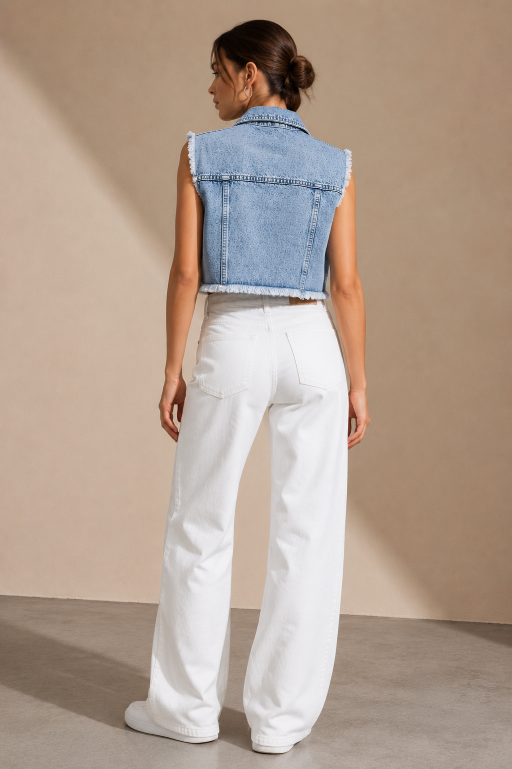 Kadın Açık Mavi Acid Wash Püskül Detaylı Kolsuz Crop Denim Yelek