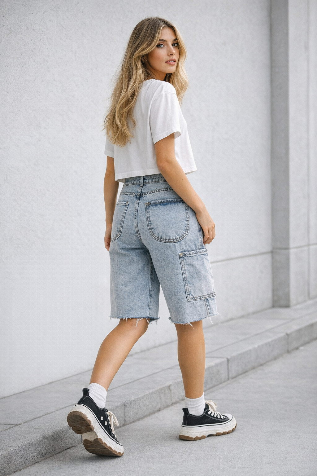 Kadın Baggy Fit Yırtık Detaylı Kargo Cepli Denim Bermuda Şort Açık Mavi