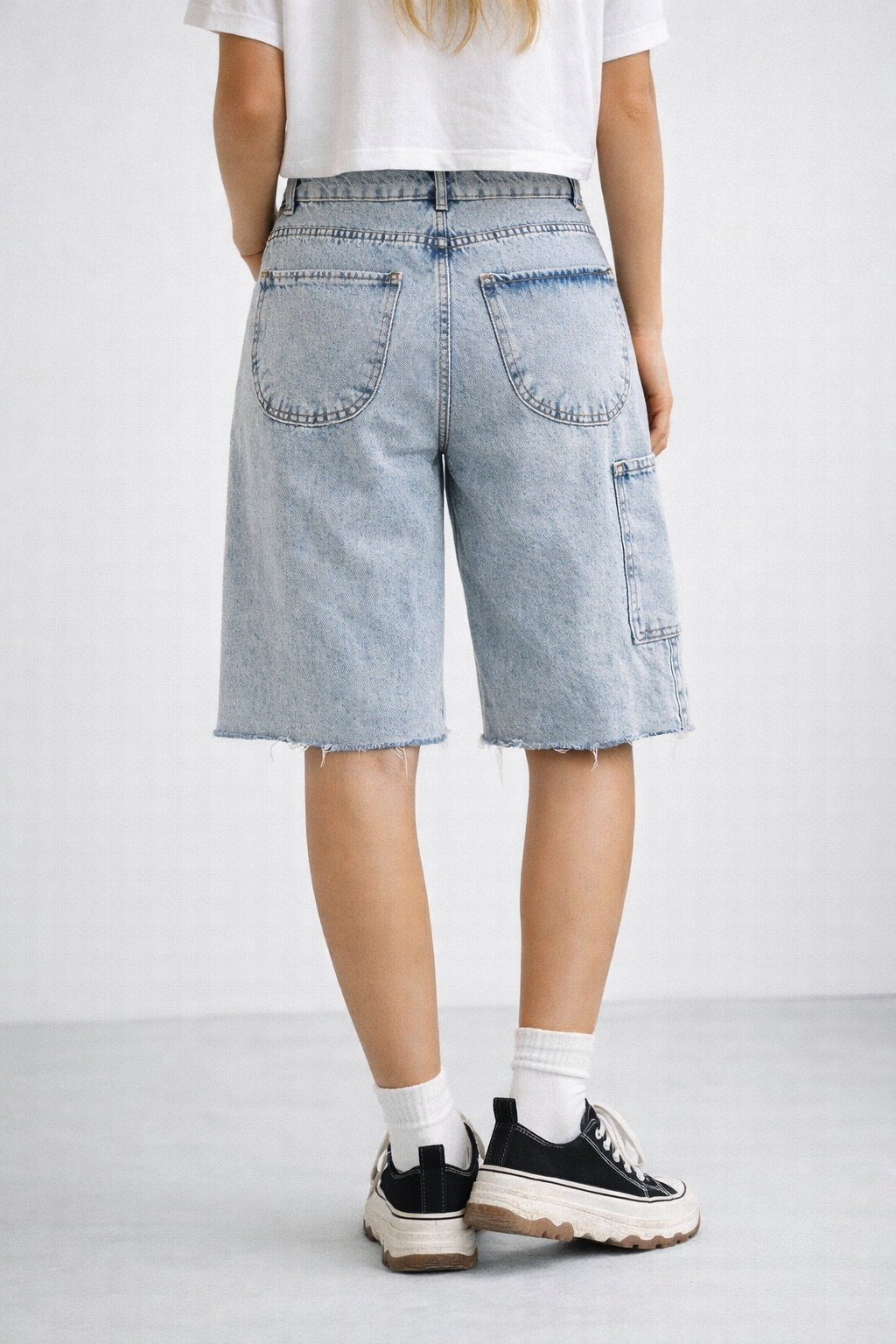 Kadın Baggy Fit Yırtık Detaylı Kargo Cepli Denim Bermuda Şort Açık Mavi