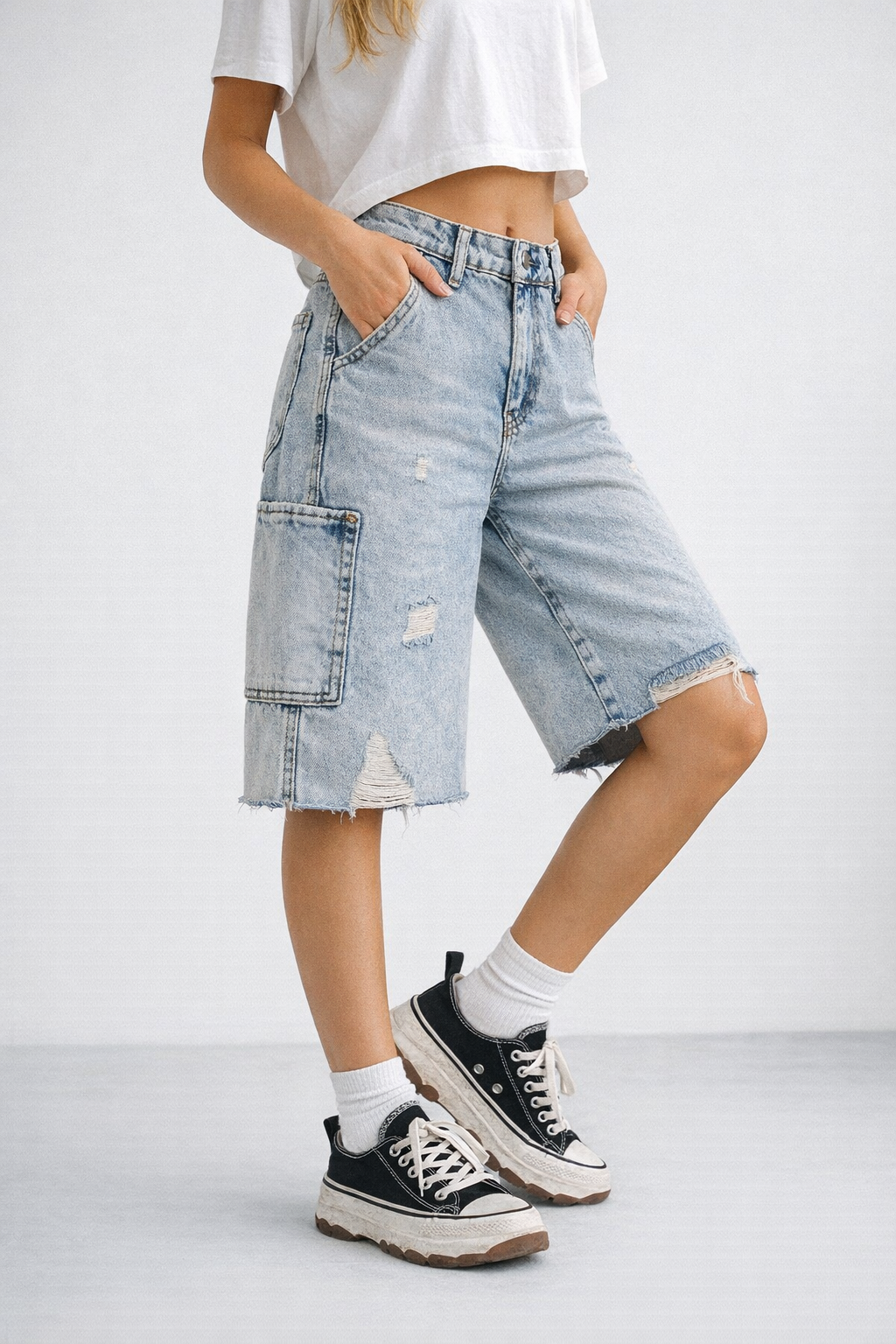 Kadın Baggy Fit Yırtık Detaylı Kargo Cepli Denim Bermuda Şort Açık Mavi