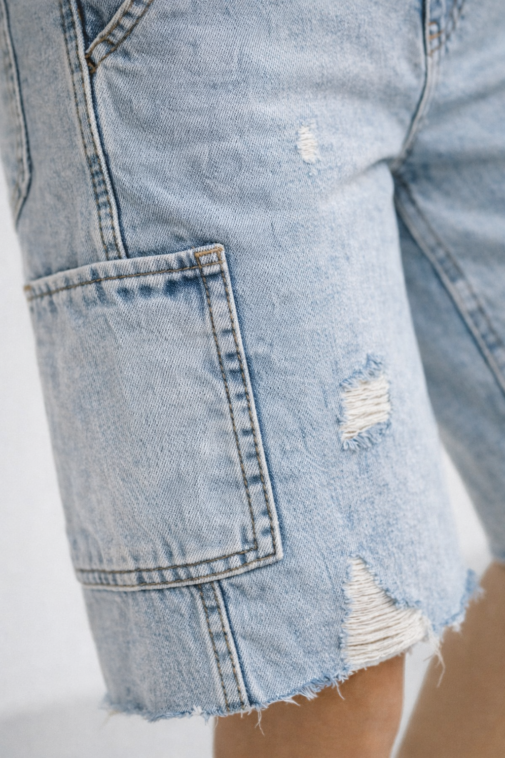 Kadın Baggy Fit Yırtık Detaylı Kargo Cepli Denim Bermuda Şort Açık Mavi