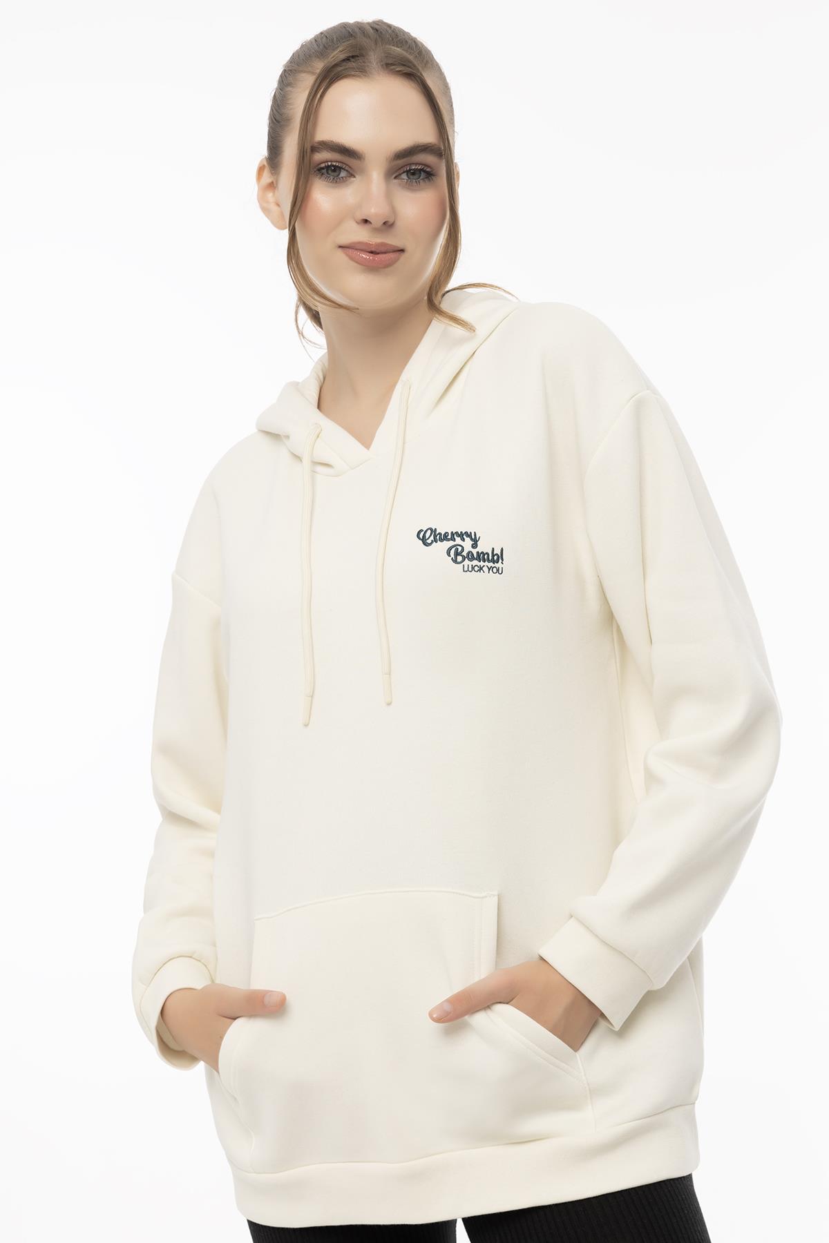 Kadın Kapüşonlu Cherry Nakışlı Oversize Sweatshirt Ekru