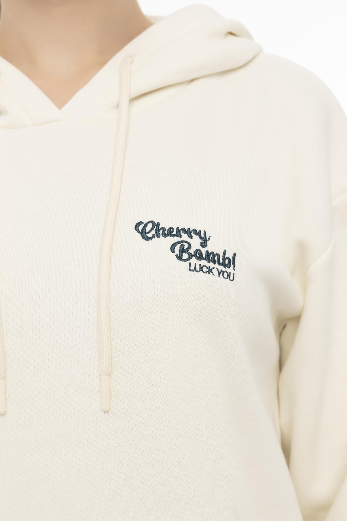 Kadın Kapüşonlu Cherry Nakışlı Oversize Sweatshirt Ekru