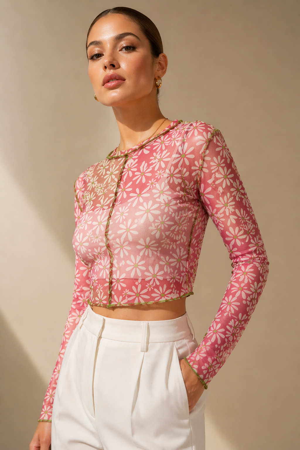Kadın Pembe Çiçek Desenli Transparan Tül Bluz Kontrast Dikiş Detaylı Crop Fit
