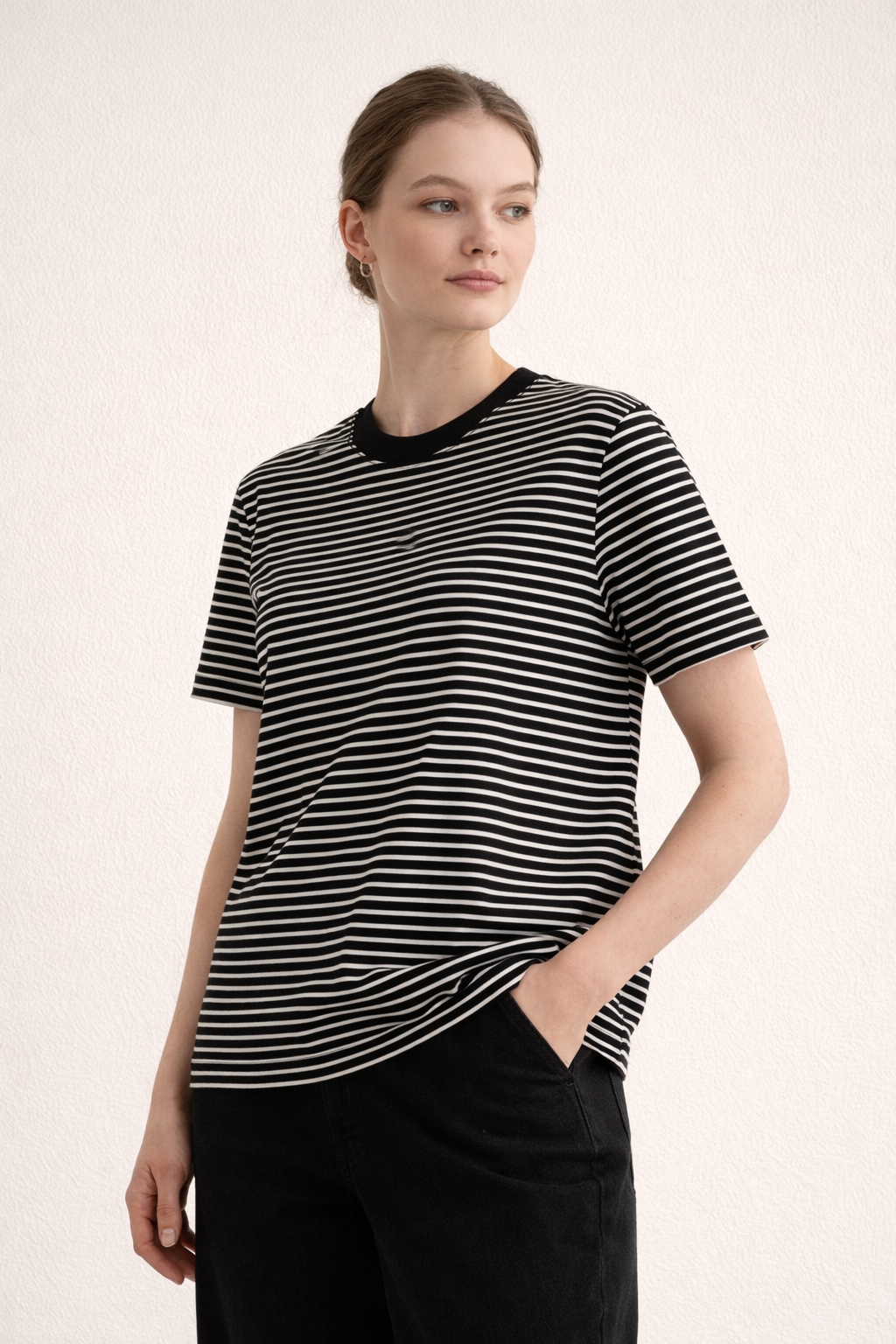 Kadın Siyah Ekru Çizgili Bisiklet Yaka Basic T-Shirt
