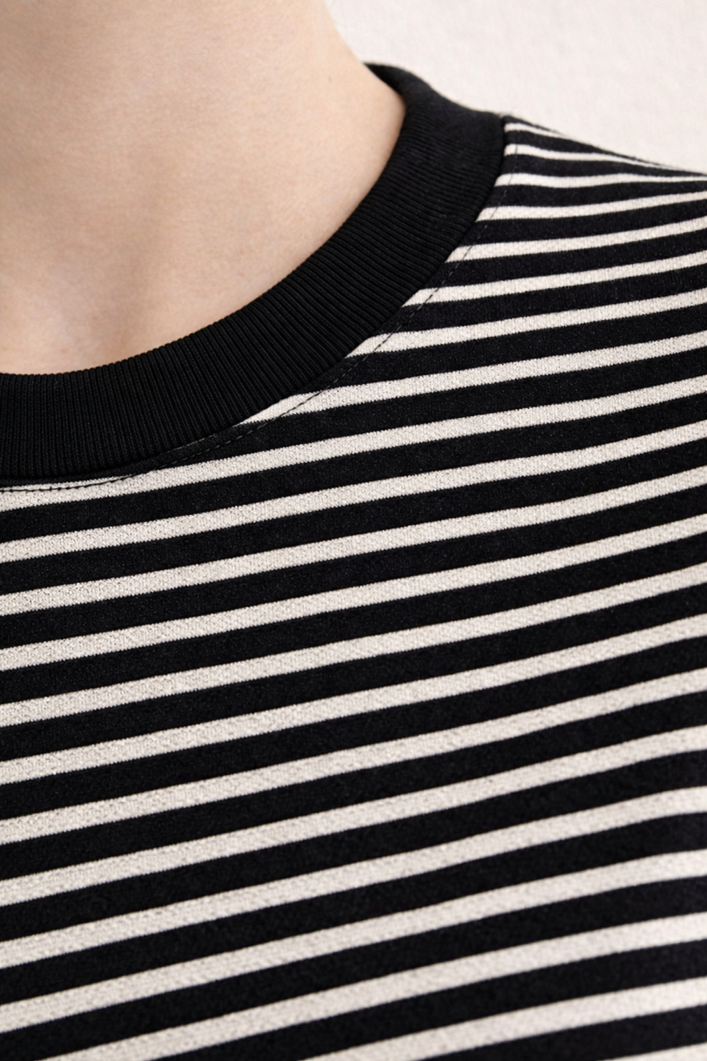 Kadın Siyah Ekru Çizgili Bisiklet Yaka Basic T-Shirt