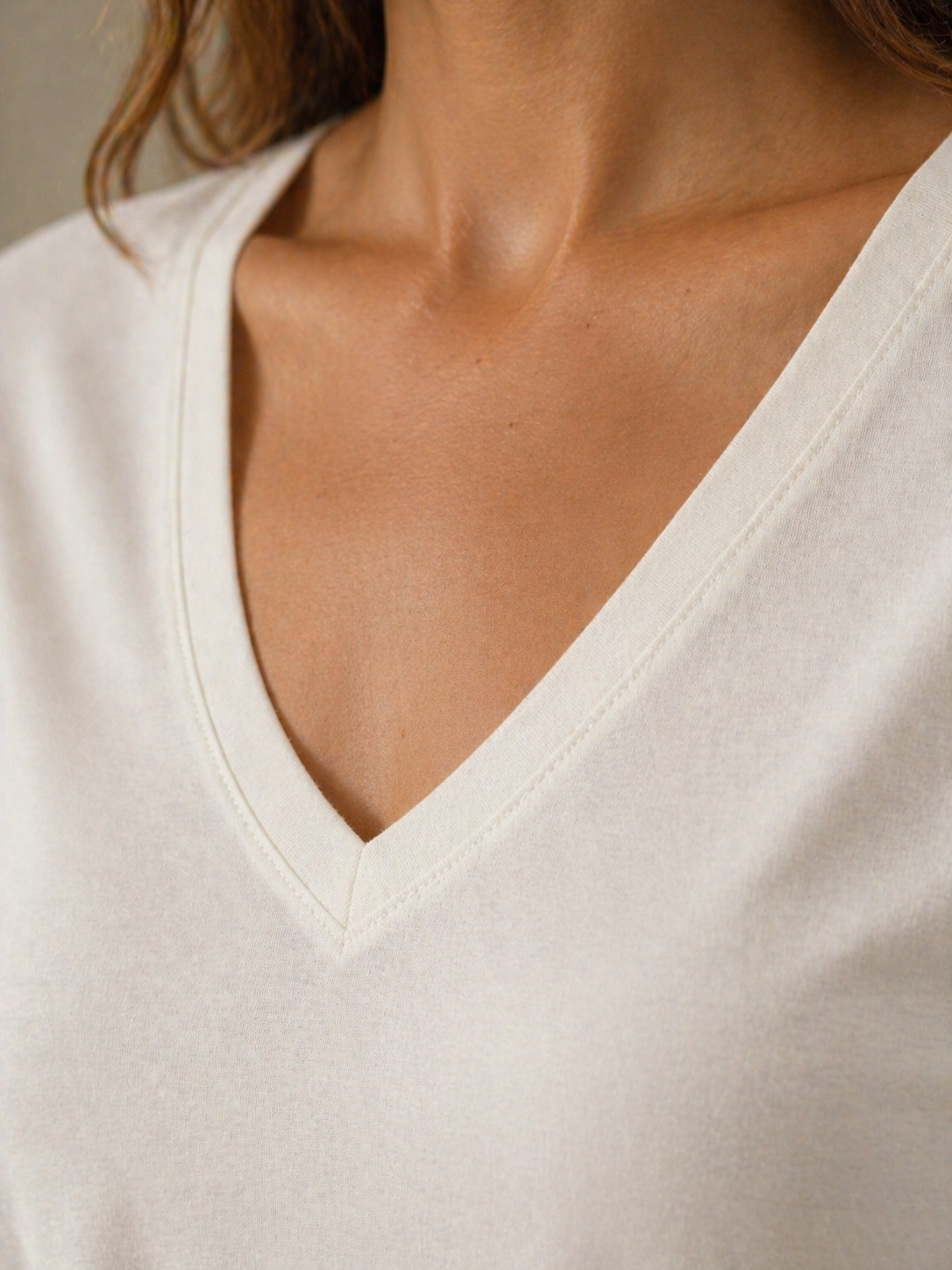 Kadın V Yaka Basic Tişört %100 Bambu Kumaş Regular Fit Ekru