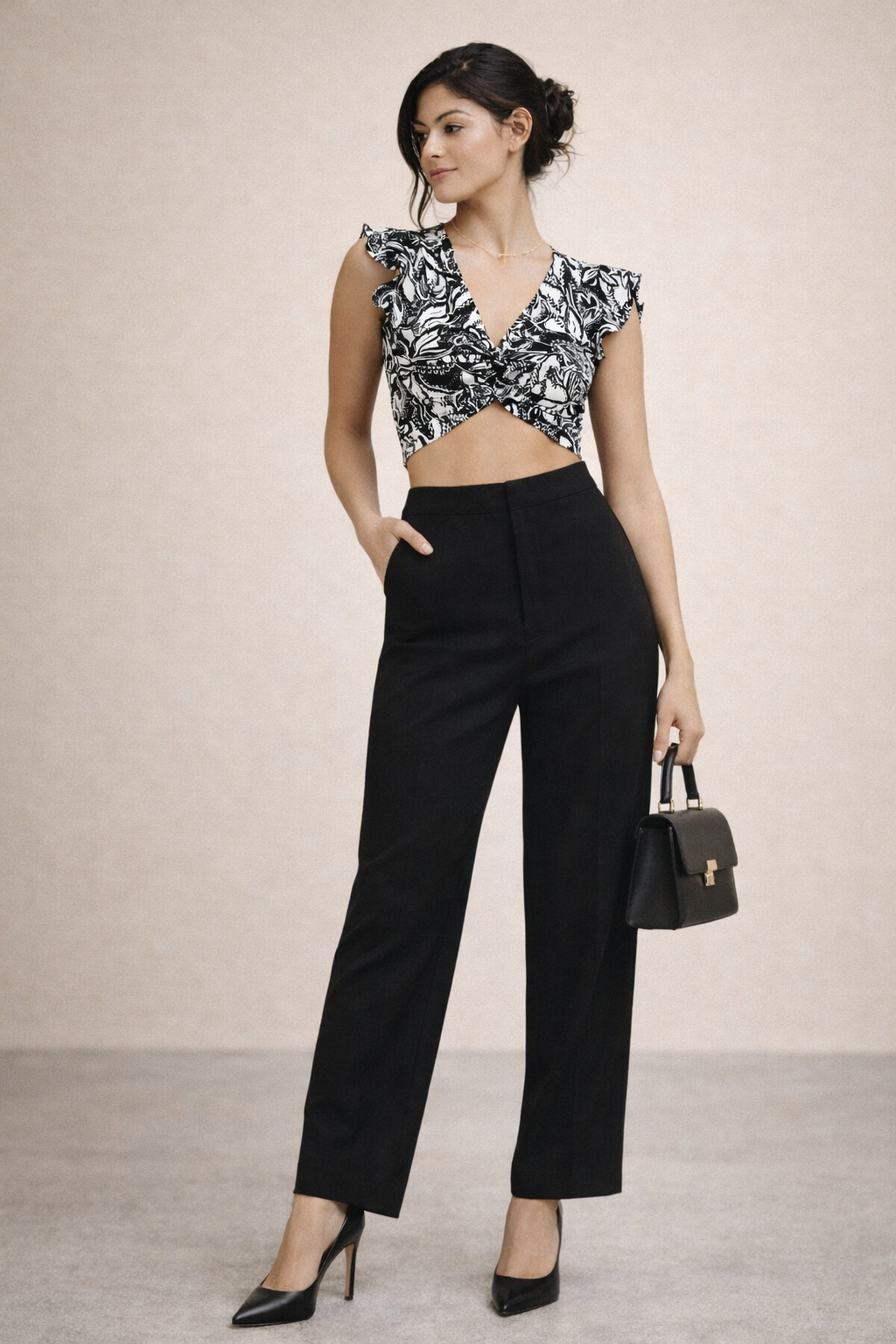 Kadın V Yaka Twist (Büzgü) Detaylı Siyah Beyaz Desenli Crop Bluz