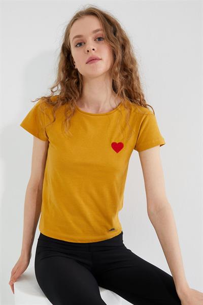Kadın Kalp Nakışlı Bisiklet Yaka T-Shirt Sarı