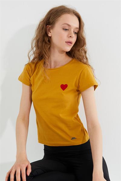 Kadın Kalp Nakışlı Bisiklet Yaka T-Shirt Sarı