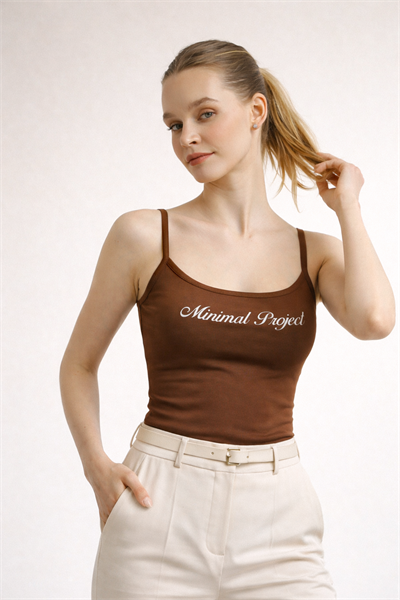 Kadın Askılı Slim Fit Basic Atlet – Esnek Kumaş Minimal Yazı Detaylı Kahverengi