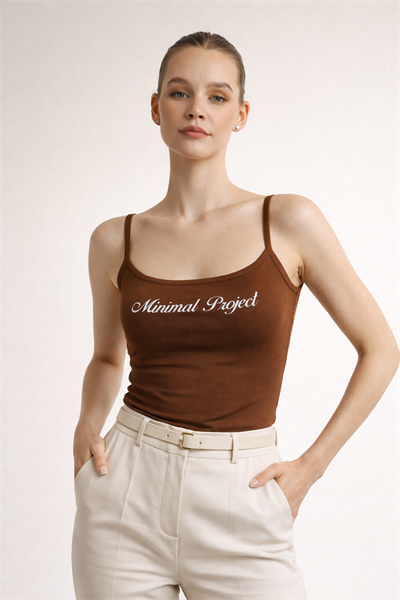 Kadın Askılı Slim Fit Basic Atlet – Esnek Kumaş Minimal Yazı Detaylı Kahverengi