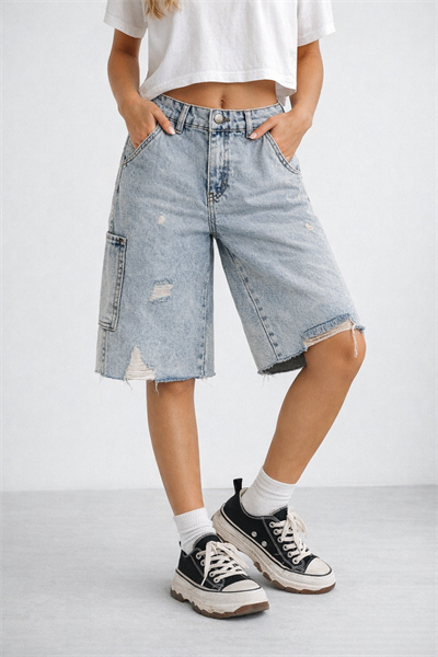Kadın Baggy Fit Yırtık Detaylı Kargo Cepli Denim Bermuda Şort Açık Mavi