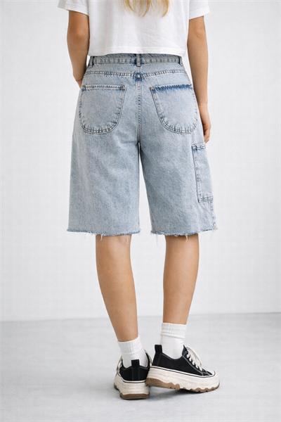 Kadın Baggy Fit Yırtık Detaylı Kargo Cepli Denim Bermuda Şort Açık Mavi