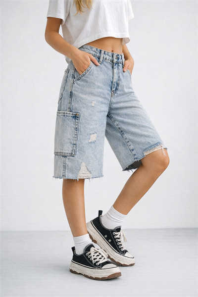 Kadın Baggy Fit Yırtık Detaylı Kargo Cepli Denim Bermuda Şort Açık Mavi