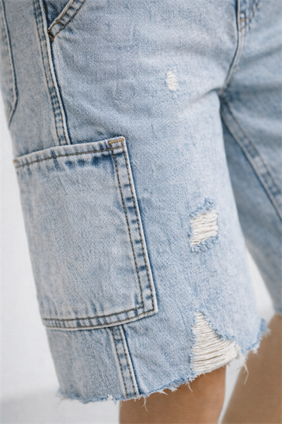 Kadın Baggy Fit Yırtık Detaylı Kargo Cepli Denim Bermuda Şort Açık Mavi
