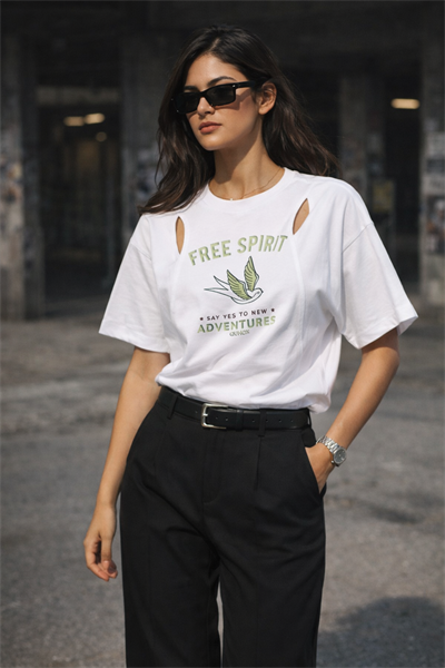 Kadın Beyaz Baskılı Oversize Tişört Omuz Dekolteli Rahat Kesim Günlük Tişört