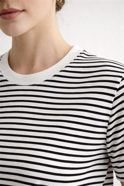 Kadın Çizgili Basic Oversize T-Shirt – Ekru Siyah