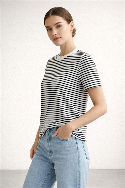 Kadın Çizgili Basic Oversize T-Shirt – Ekru Siyah