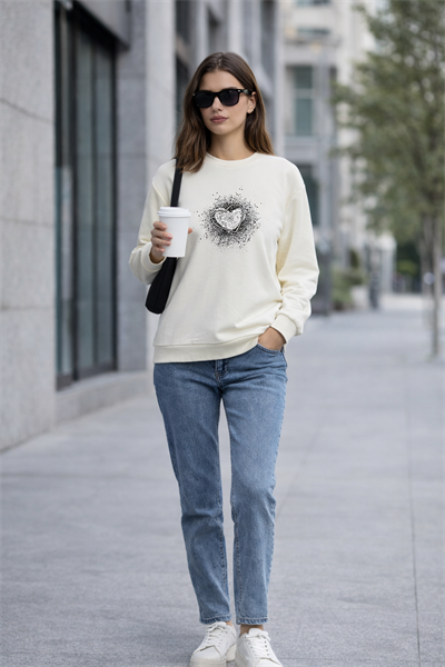 Kadın Ekru Kalp Baskılı Regular Sweatshirt Günlük Rahat Basic Sweat