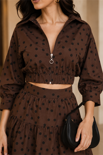 Kadın Kahverengi Puantiyeli Fermuarlı Crop Bluz ve Mini Etek Takım