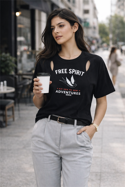 Kadın Siyah Baskılı Oversize Tişört Omuz Dekolteli Rahat Kesim Günlük Tişört