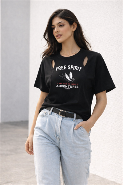 Kadın Siyah Baskılı Oversize Tişört Omuz Dekolteli Rahat Kesim Günlük Tişört