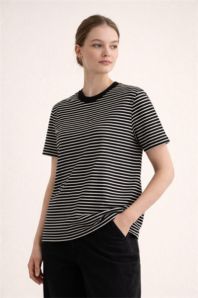 Kadın Siyah Ekru Çizgili Bisiklet Yaka Basic T-Shirt