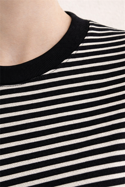 Kadın Siyah Ekru Çizgili Bisiklet Yaka Basic T-Shirt