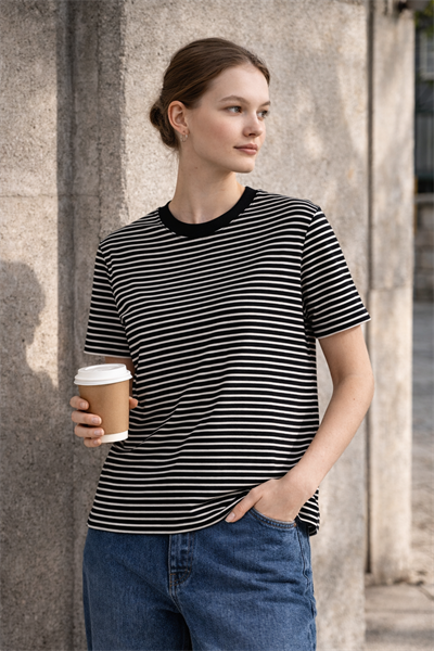 Kadın Siyah Ekru Çizgili Bisiklet Yaka Basic T-Shirt