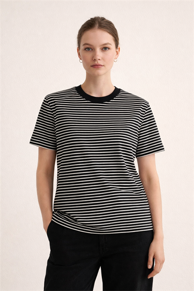 Kadın Siyah Ekru Çizgili Bisiklet Yaka Basic T-Shirt