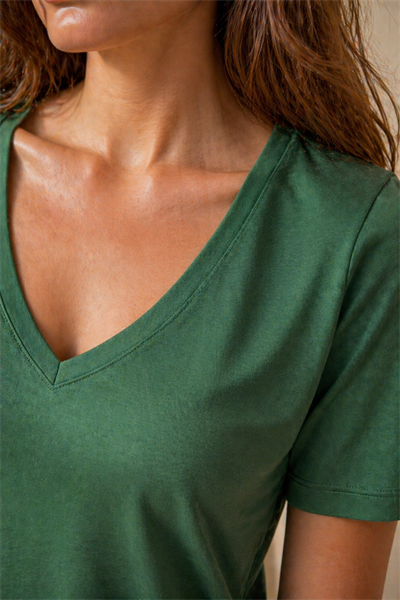 Kadın Yeşil V Yaka Dökümlü Basic Tişört İpeksi Yumuşak Kumaş