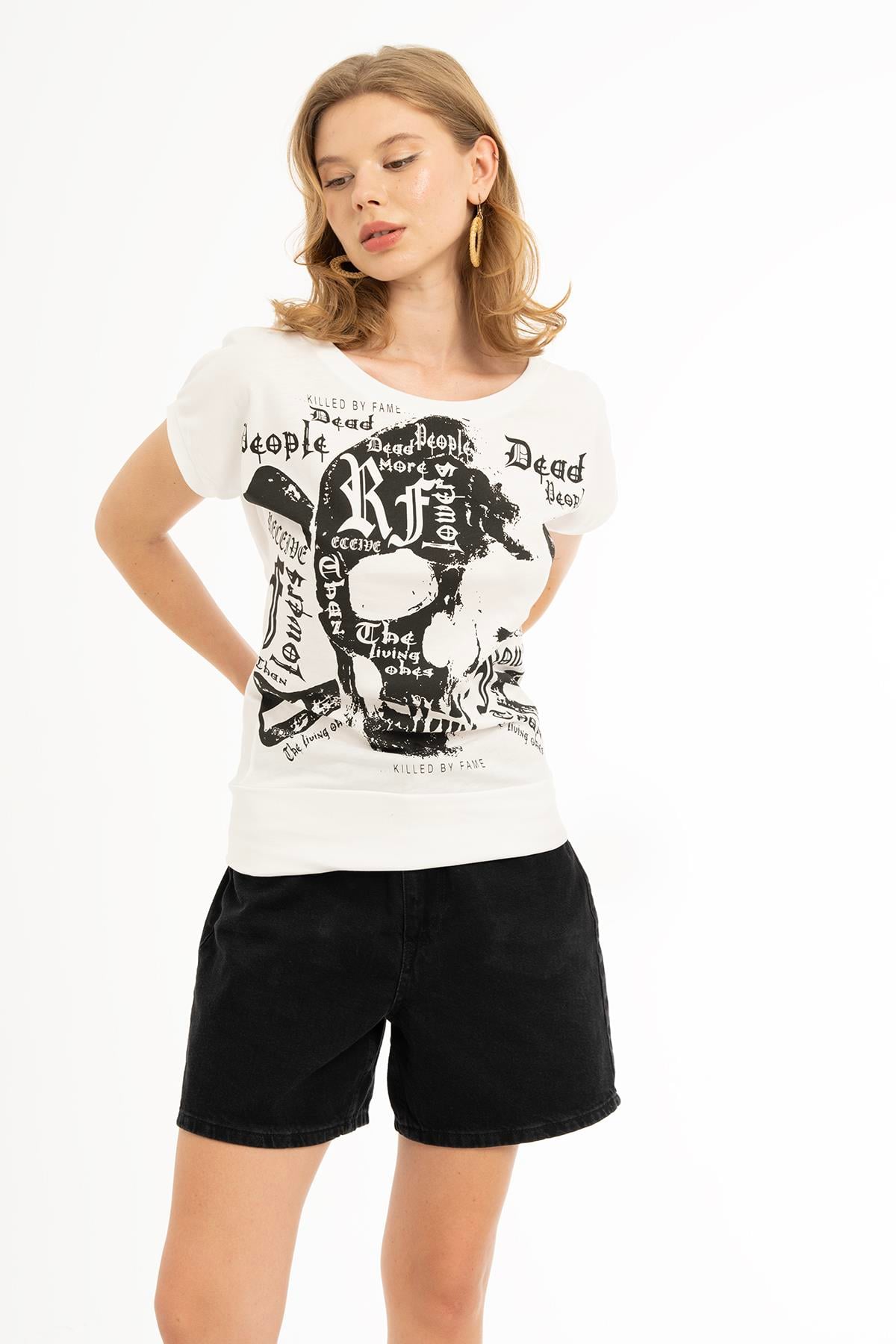 Kadın Kuru Kafa Baskılı Geniş Yakalı T-shirt  Beyaz