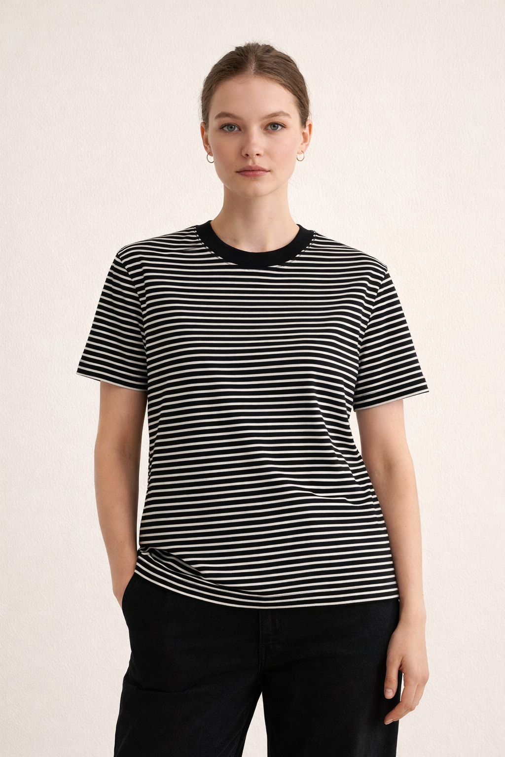 Kadın Siyah Ekru Çizgili Bisiklet Yaka Basic T-Shirt