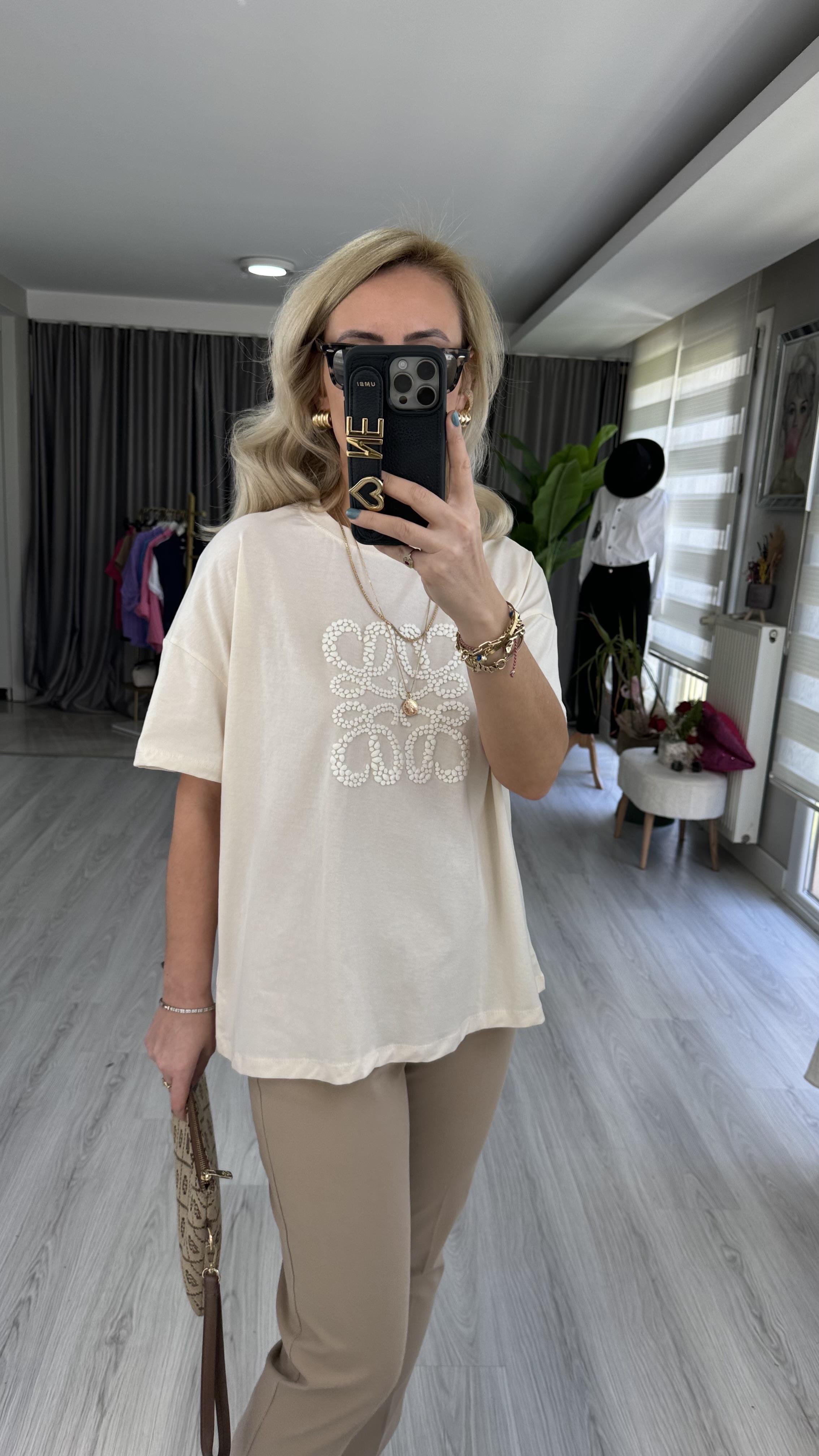 %100 COTTON KABARTMA MARKA LOGOLU BEJ TİŞÖRT
