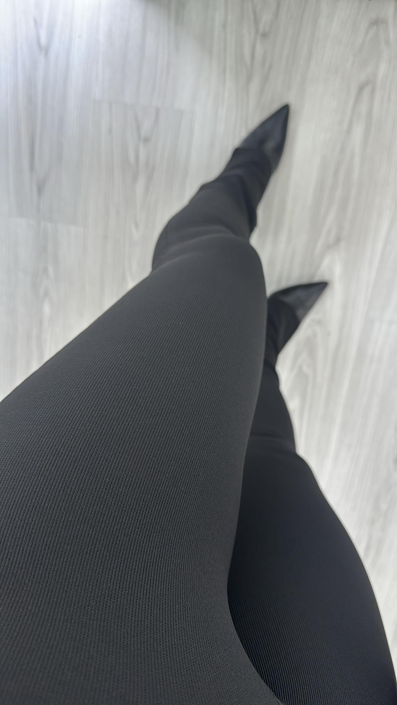 Beli Lastikli Paçası Yırtmaçlı Siyah Tayt