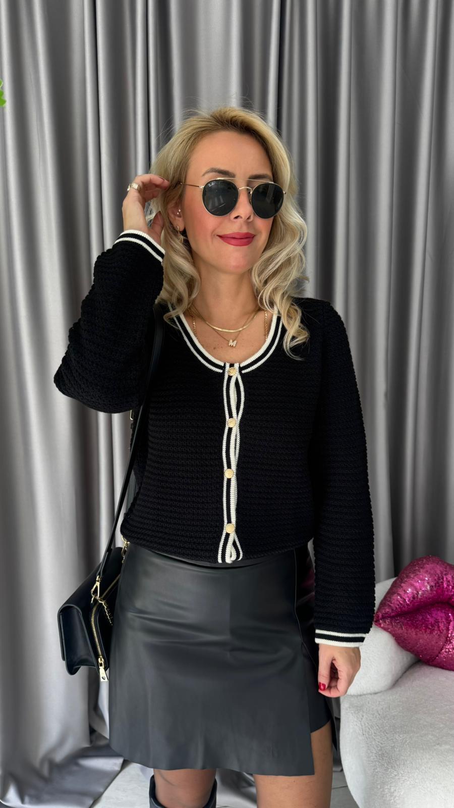 Ekru Biyeli Gold Düğmeli Siyah Triko Hırka