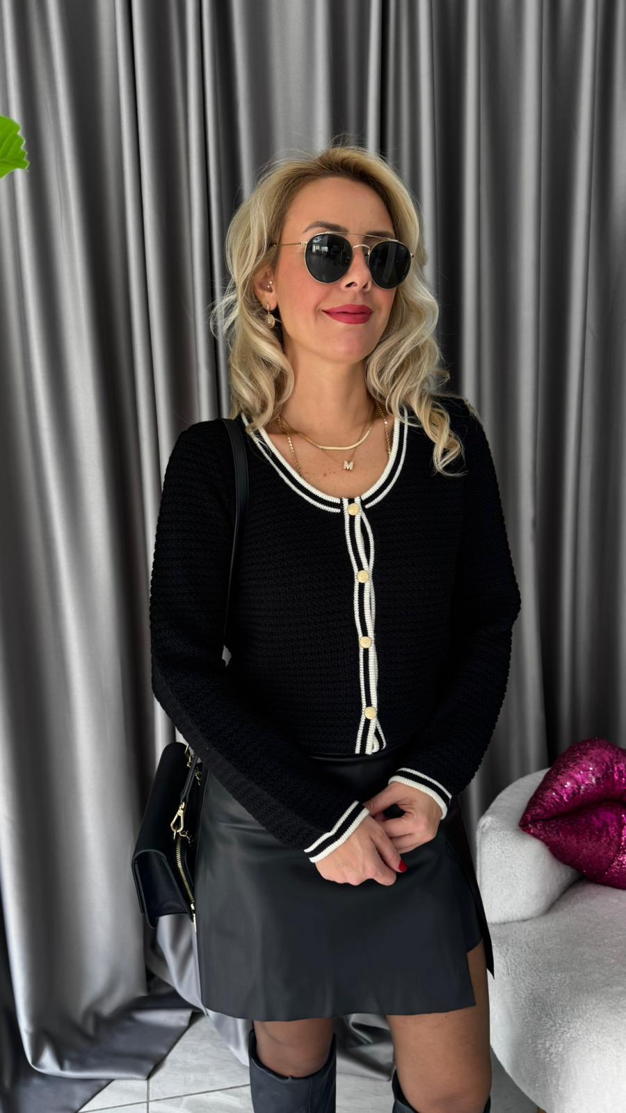 Ekru Biyeli Gold Düğmeli Siyah Triko Hırka